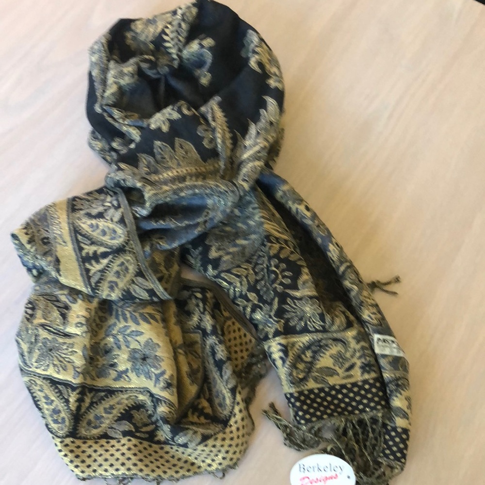 Berkeley Designs, scarf/ wrap - Picture 7 of 7